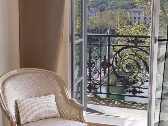 Un balcon pour profiter de la vue du duplex - Changement de style pour un luxueux duplex baroque