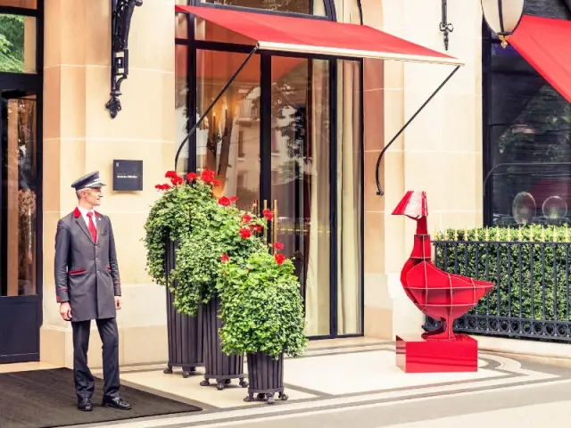 Les meubles animaux d'ibride au Plaza Athénée