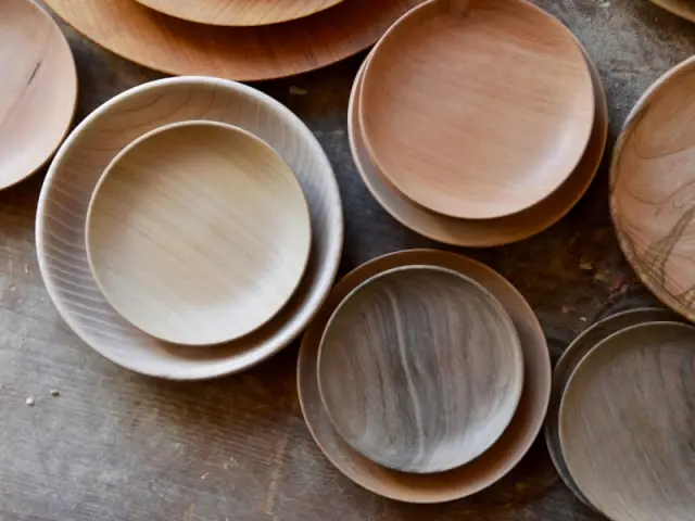 Les assiettes d'Antonis Cardew chez Empreintes