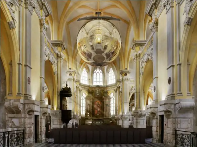 Une sphère suspendue, surprenant lustre de la chapelle - Lustre acoustique Chapelle Corneille (Rouen)