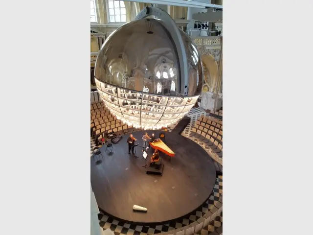 Un lustre acoustique et chauffant dans une chapelle normande - Lustre acoustique Chapelle Corneille (Rouen)