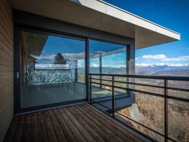 Une construction de type maison passive, avec vue sur les Alpes - Maison sur pilotis