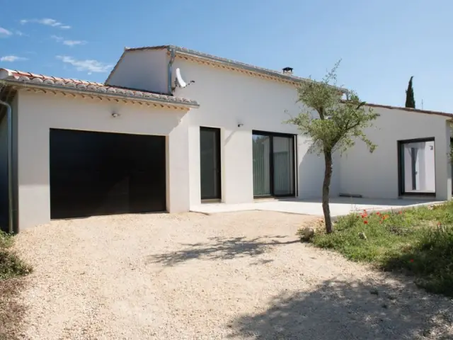 Du noir et du blanc à l'intérieur de la maison... et à l'extérieur - Maison individuelle Rouvière Construction