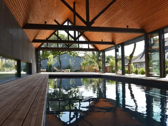 Une multitude d'ouvertures pour bercer le lieu de lumière naturelle - Un abri de piscine inspiré des hangars agricoles