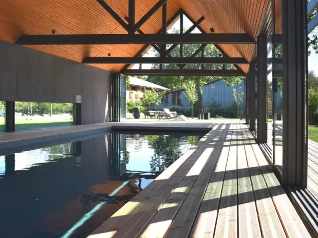 Un bassin tout en longueur pour profiter du paysage alentour - Un abri de piscine inspiré des hangars agricoles