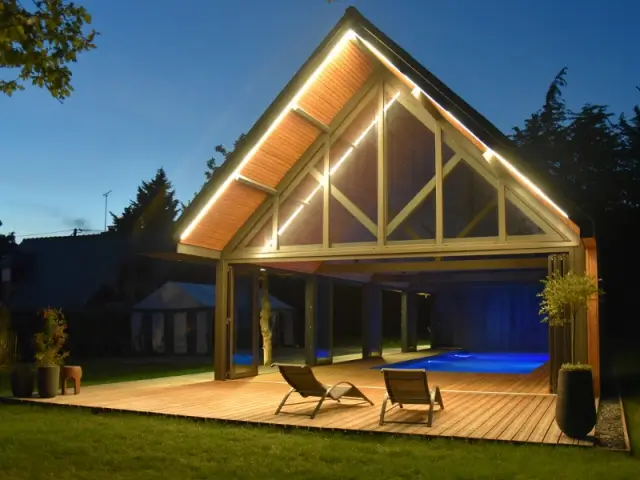 Une terrasse abritée pour limiter l'apport solaire et affiner la structure - Un abri de piscine inspiré des hangars agricoles