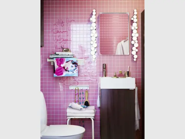 Rose bonbon pour une mini salle de bains