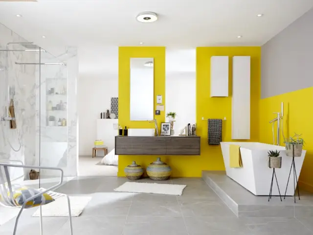 Jaune citron pour une salle de bains graphique