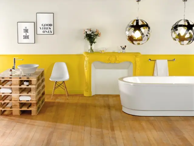 Jaune safran pour une salle de bains brute