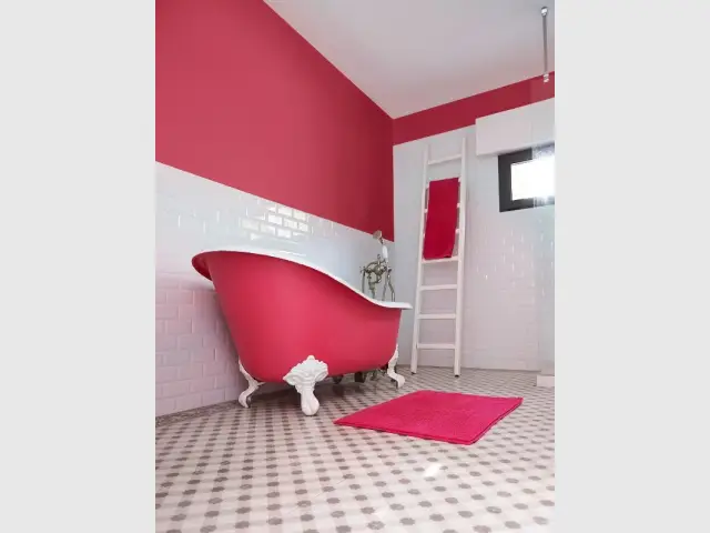 Rose framboise pour une salle de bains vintage