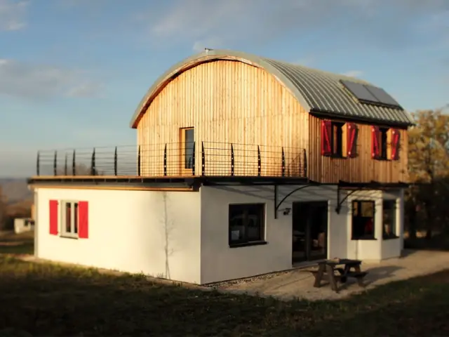 Une maison dotées de nombreuses ouvertures