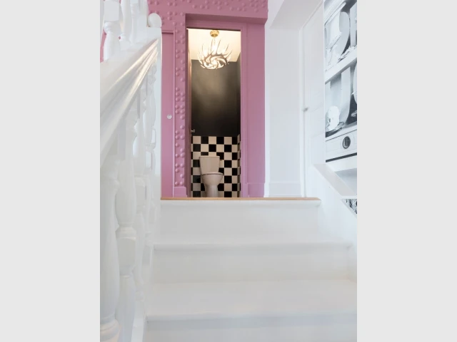 Des toilettes au carrelage en damier noir et blanc