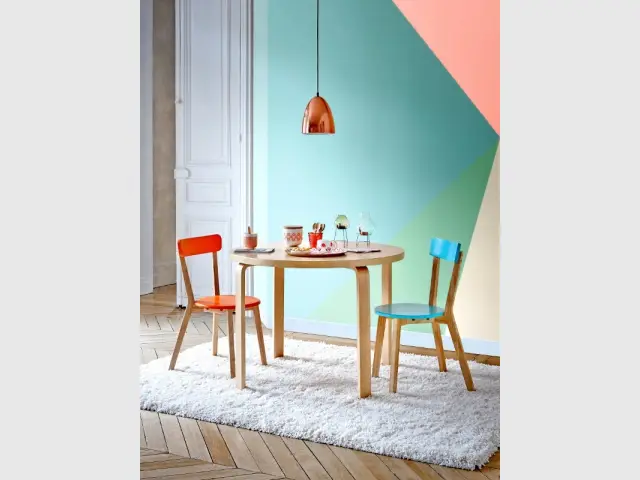 Un mur turquoise et géométrique pour plus de folie