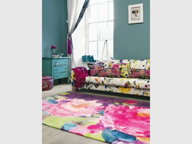 Un tapis fleuri pour un salon arty