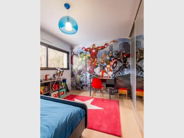 Une chambre aux couleurs des héros Marvel