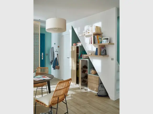 Une entrée astucieuse avec rangement sous escalier