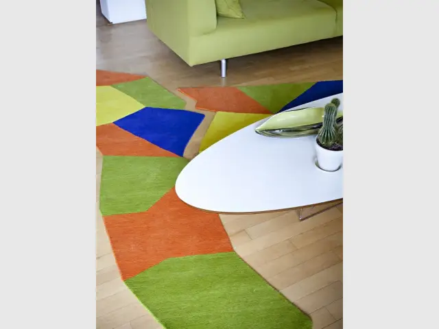 Des tapis ultra colorés pour un salon acidulé 