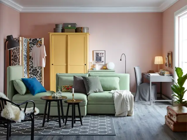 Un mur rose pour un salon douillet et chic - Inpiration couleur : Osez le rose !