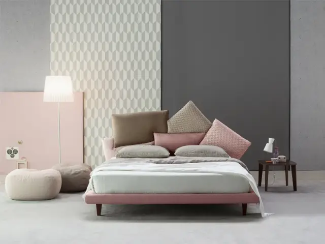 Un sommier et des coussins roses pour une chambre pleine de douceur - Inpiration couleur : Osez le rose !