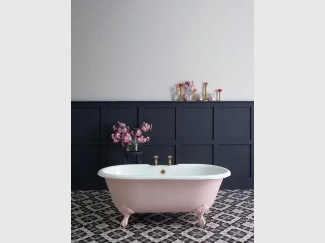 Une baignoire sur pied rose pour une salle de bains romantique - Inpiration couleur : Osez le rose !