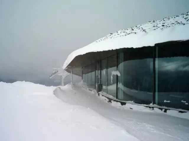 Un intérieur sobre pour sublimer l'extérieur - Restaurant de montagne