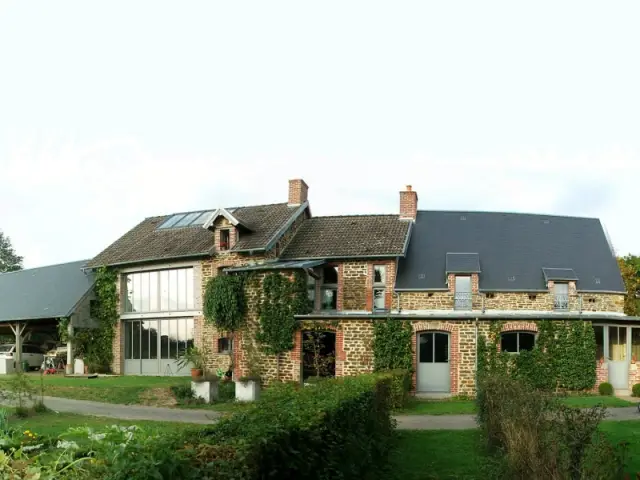 Après : Une maison familiale s'érige à la place de l'ancien moulin du 17ème siècle - Un moulin du 17ème siècle entièrement rénové