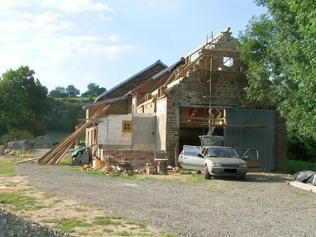 Avant : Une ancienne porte de hangar a défiguré le pignon de la vielle maison - Un moulin du 17ème siècle entièrement rénové