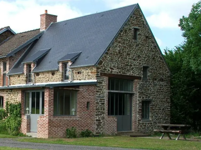 Après : Une verrière industrielle redessine le pignon de la maison rurale - Un moulin du 17ème siècle entièrement rénové