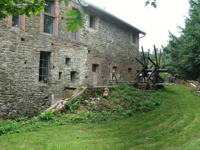 Avant : Une roue et son bief fortement endommagés par les années  - Un moulin du 17ème siècle entièrement rénové