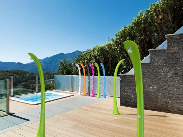 La Cobra, une douche solaire qui égaye l'espace piscine - Innovations pour une piscine plus facile à vivre