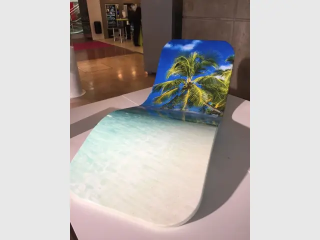 AV Composites, un bain de soleil flottant - Innovations pour une piscine plus facile à vivre