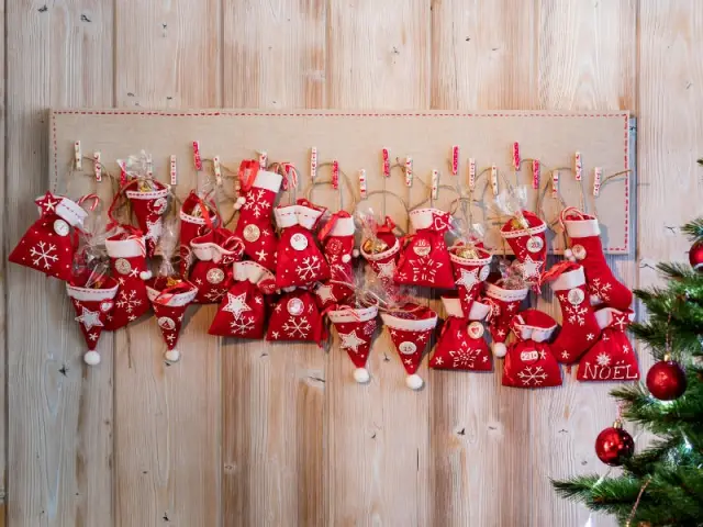 Un calendrier de l'Avent rouge et blanc en tissu et bois