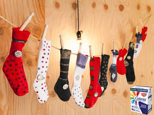 Un calendrier de l'Avent amusant en chaussettes et teinture textile