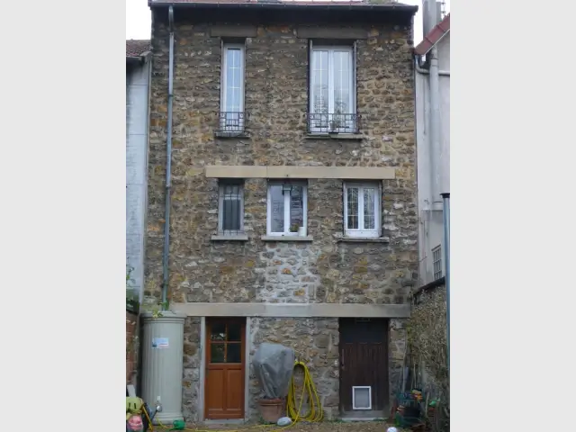 Arrière de la maison citadine avant extension 