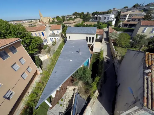 Un chantier rendu complexe à cause de l'étroitesse des rues - Une villa s'immisce dans un village provençal