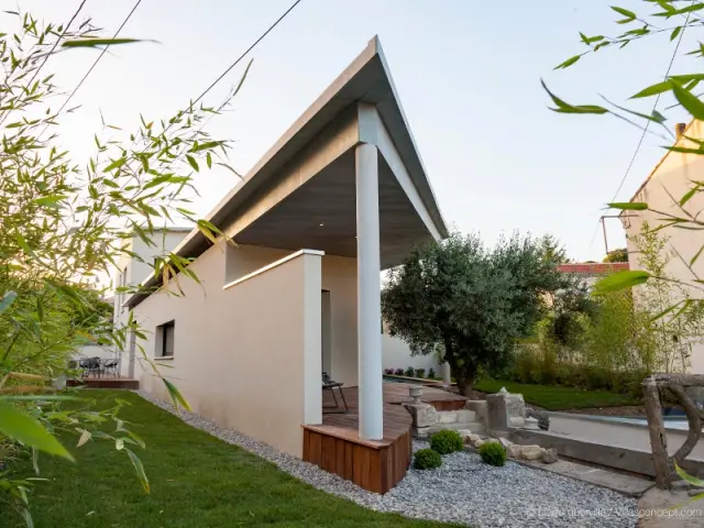 Une toiture zinc en forme d'aile d'avion - Une villa s'immisce dans un village provençal