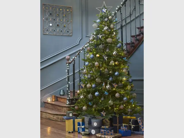 Des guirlandes sur la rampe de l'escalier pour un Noël majestueux