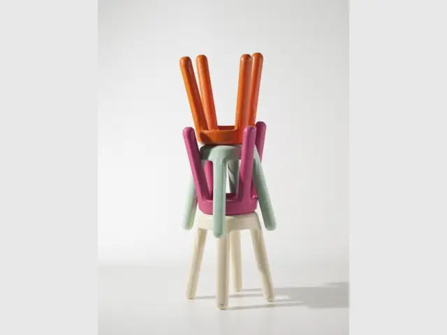 Un arc-en-ciel de tabourets recyclés - Maximum, l'art de recycler les déchets industriels