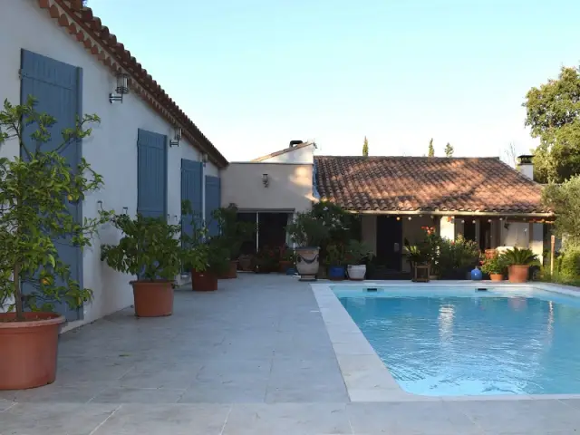 Du mazet vétuste à la villa confortable et moderne... - Un petit mazet provençal transformé