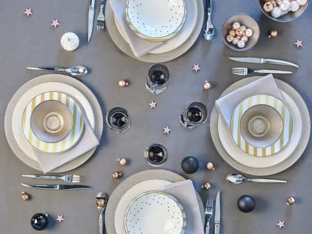 Des assiettes or et argent pour une table de fêtes tout en douceur