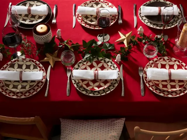 Des assiettes vintage pour une table de fêtes traditionnelle