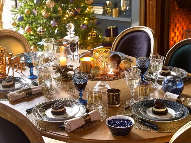 Des assiettes bleu nuit pour une table de fêtes orientale