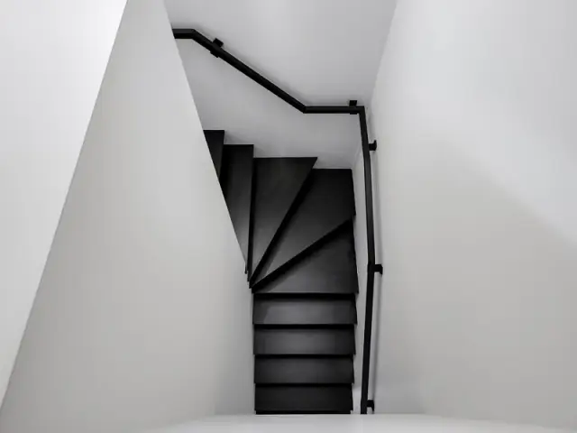 Un escalier tout en contraste - A Montréal, une maison se réinvente...