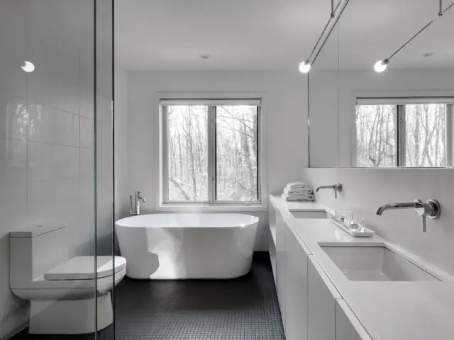 Une salle de bains éclatante - A Montréal, une maison se réinvente...