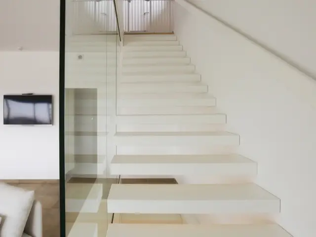 Un escalier aérien qui disparaît dans le décor - Là-haut sur la colline...