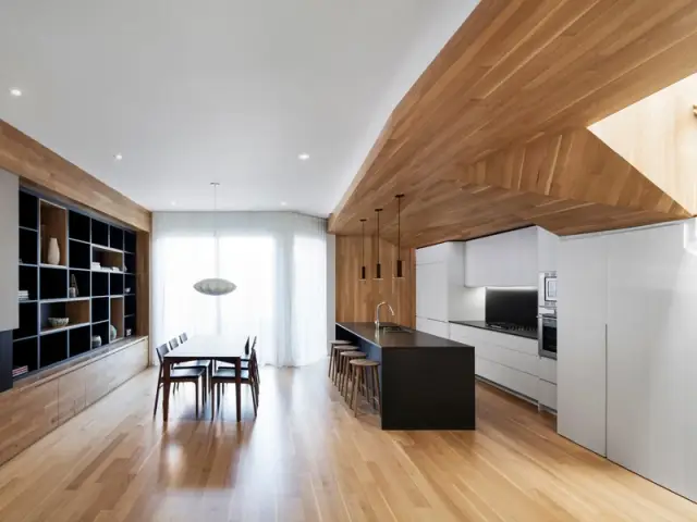 Une bibliothèque et une table en écho au bois de la cuisine