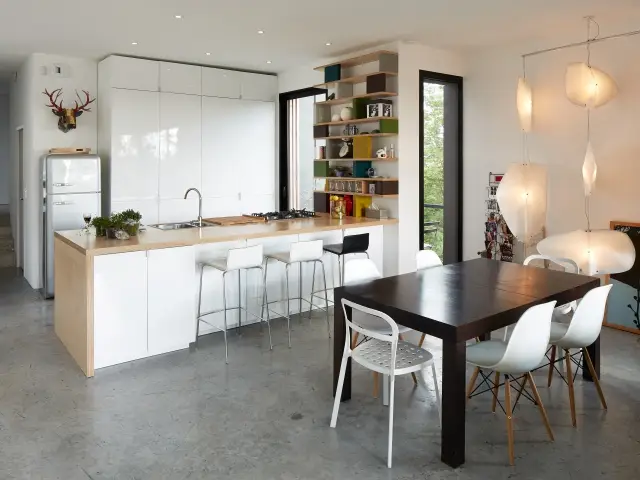 Un intérieur qui fait la part belle au béton - Une maison en zinc noir posée sur un mur en brique