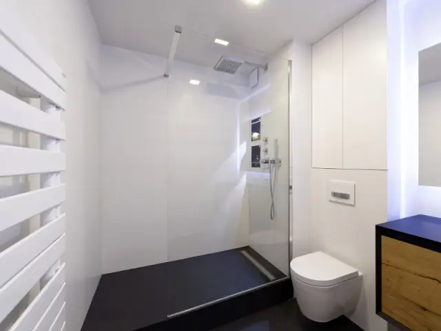 Une salle de bains en noir et blanc pour un style intemporel - une salle de bains pleine de subitlité