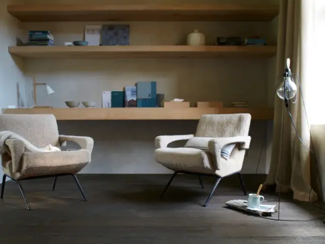 Un parquet noir pour une bibliothèque façon chalet