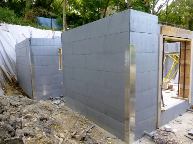 Une villa en construction adossée à un talus